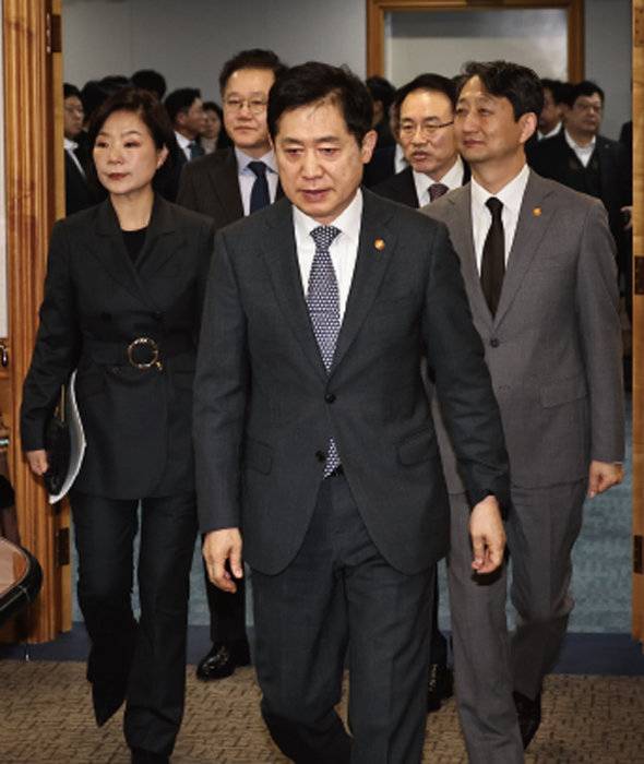 2월 15일 서울 중구 은행연합회에서 열린 맞춤형 기업금융 은행장 간담회에 김주현 금융위원장(가운데)과 안덕근 산업통상자원부 장관(오른쪽), 오영주 중소벤처기업부 장관(왼쪽)이 5대 시중은행장, 산업은행 회장, 기업은행장 등과 함께 입장하고 있다. [동아DB]