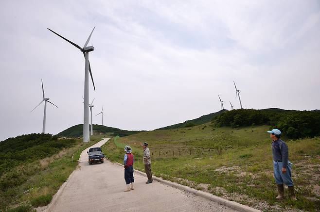 풍력발전기 설치가 진행 중이던 2017년 5월1일 경북 영양 풍력발전단지의 모습. ⓒ시사IN 이명익