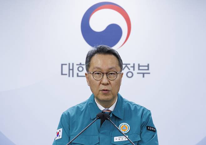 중앙재난안전대책본부 제1총괄조정관인 박민수 보건복지부 제2차관이 3월27일 오전 서울 종로구 정부서울청사에서 열린 중대본 브리핑에 참석해 전국 병상 및 병원 진료 현황과 정부의 대응에 대해 설명하고 있다. ⓒ연합뉴스