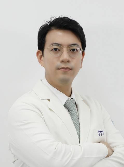 엄상현 원장 (바른세상병원 관절클리닉/정형외과 전문의)