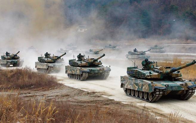 한국 육군 K2 전차의 기동 훈련 모습. [동아DB]