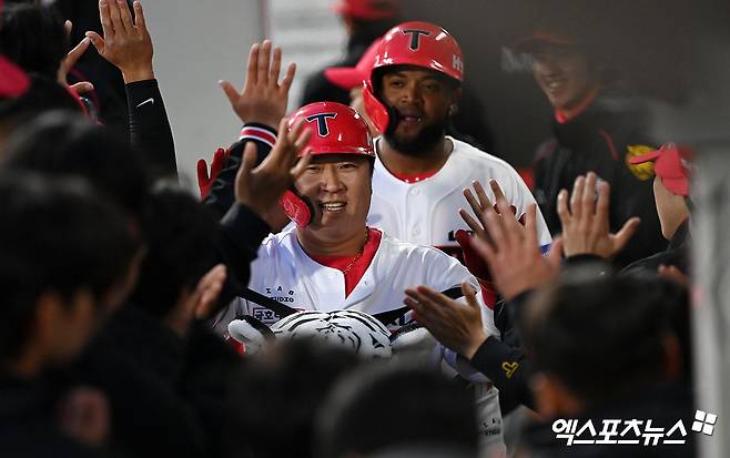 27일 오후 광주기아챔피언스필드에서 열린 2024 신한 SOL Bank KBO리그 롯데 자이언츠와 KIA 타이거즈의 경기, 1회말 2사 2루 KIA 최형우가 투런 홈런을 날린 후 더그아웃에서 하이파이브를 하고 있다. 광주, 김한준 기자