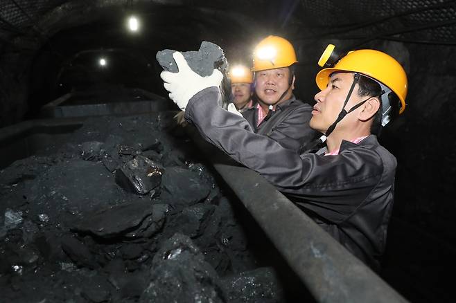 김진태 강원지사가 28일 태백 장성광업소를 찾아 막장에서 캐낸 석탄을 살펴보고 있다. [강원도 제공·재판매 및 DB 금지]