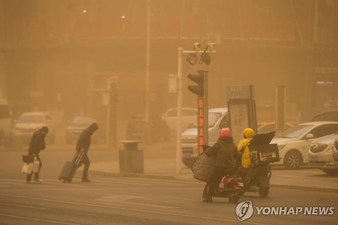 황사로 뿌옇게 변한 네이멍구 거리 (얼롄하오터 AFP=연합뉴스) 27일 중국 네이멍구자치구 얼롄하오터의 거리가 황사의 영향으로 뿌옇게 변해 있다. 이 황사는 28∼29일께 한반도에도 영향을 미칠 것으로 보인다. 2024.03.28 passion@yna.co.kr