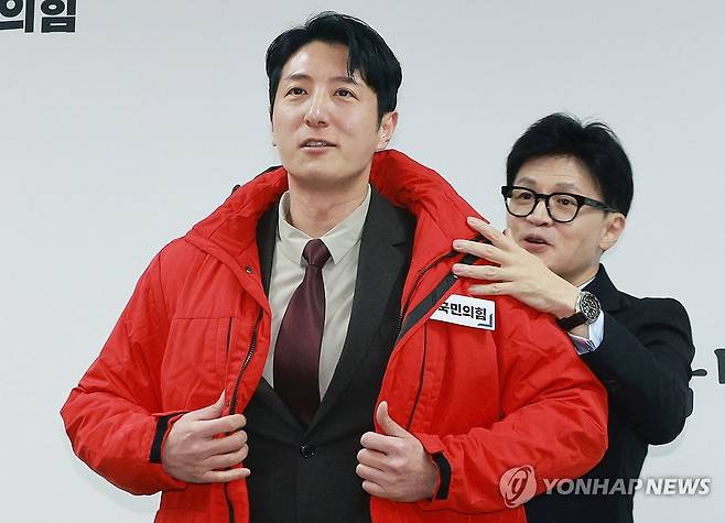 국민인재로 영입된 한정민 삼성전자 DS부문 연구원 (서울=연합뉴스) 한종찬 기자 = 국민의힘 한동훈 비상대책위원장이 7일 오후 서울 여의도 국민의힘 중앙당사에서 열린 국민인재 영입 환영식에서 한정민 삼성전자 DS부문 연구원에게 당 점퍼를 입혀주고 있다. 2024.2.7 saba@yna.co.kr