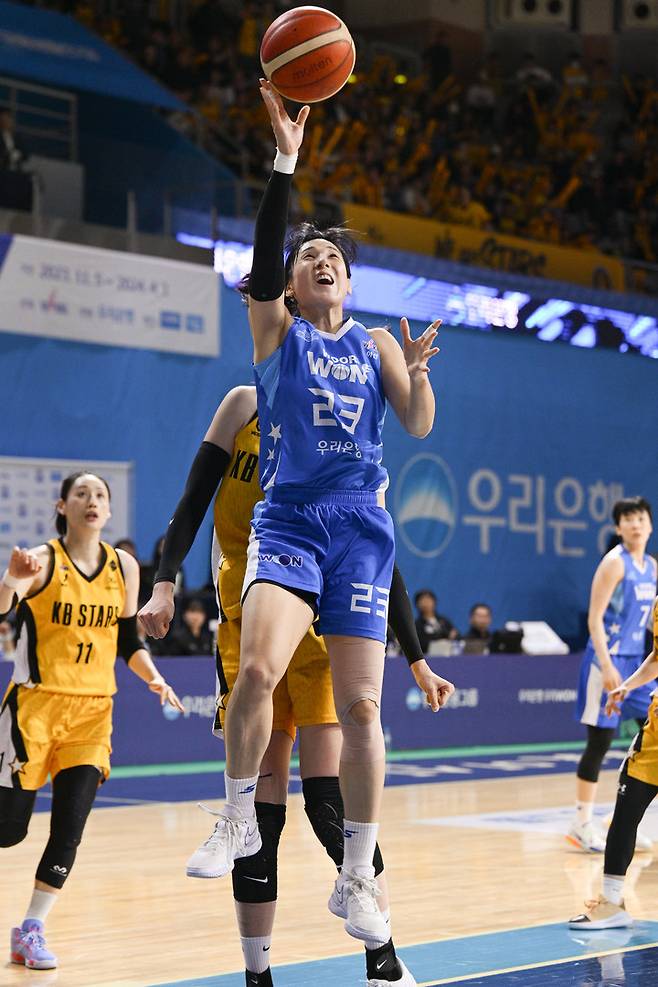 28일 청주 KB스타즈전에서 아산 우리은행의 승리를 이끈 김단비