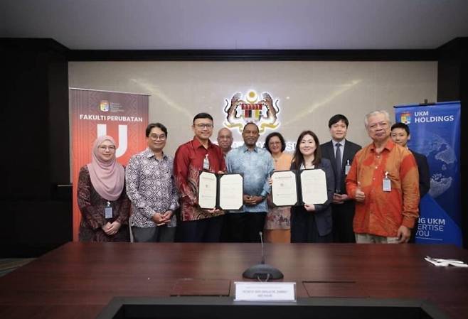 말레이시아 국회의사당(Parlimen Malaysia)에서UKM 부총장 모하맛 에흐완 토리만(Dr. Mohd Ekhwan Hj Toriman) 교수와 제일약품 글로벌사업본부장 김수미 상무가 협약서에 서명했다. [사진=제일약품]