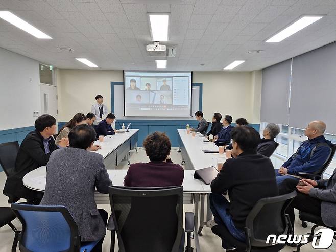지난 28일 한국폴리텍Ⅳ대학 대전캠퍼스 세미나실에서 '충청권 및 AI·디지털 산업 종합교육협의체' 회의가 열려 관계자들이 회의를 진행하고 있다.