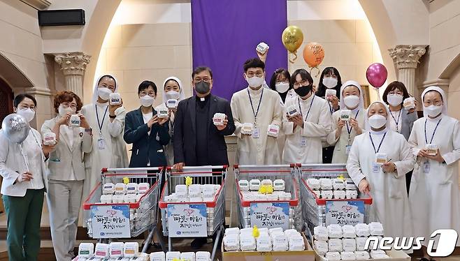 부활절 계란 나눔 행사 참석자들이 부활절 계란을 들고 기념사진을 찍고 있다.(대전성모병원 제공)/뉴스1