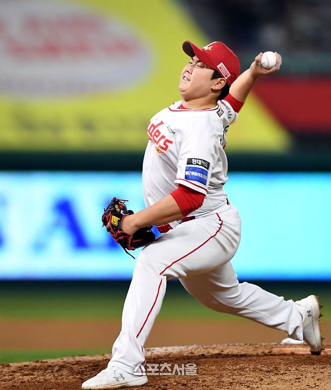 SSG 투수 이로운이 27일 인천 SSG랜더스필드에서 열린 2024 KBO리그 한화와 경기 8회 역투하고 있다.  2024. 3. 27. 문학 | 최승섭기자 thunder@sportsseoul.com