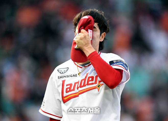 SSG 선발투수 박종훈이 27일 인천 SSG랜더스필드에서 열린 2024 KBO리그 한화와 경기 1회 투구 후 아쉬워하며 덕아웃으로 들어오고 있다.  2024. 3. 27. 문학 | 최승섭기자 thunder@sportsseoul.com