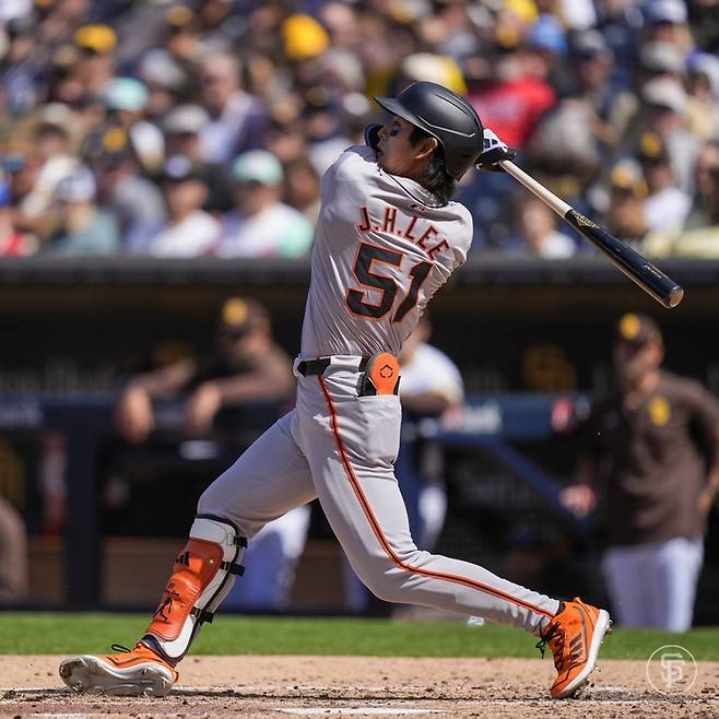 샌프란시스코 이정후가 29일 미국 캘리포니아주 샌디에이고의 펫코 파크에서 열린 2024 메이저리그 본토 개막전 샌디에이고전에서 5회초 안타를 때리고 있다. 사진 | 샌프란시스코 자이언츠