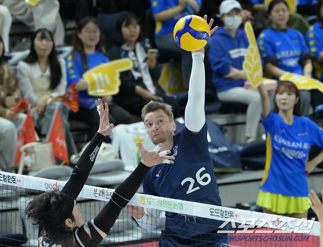 대한항공 막심이 스파이크를 날리고 있다. 사진제공=KOVO