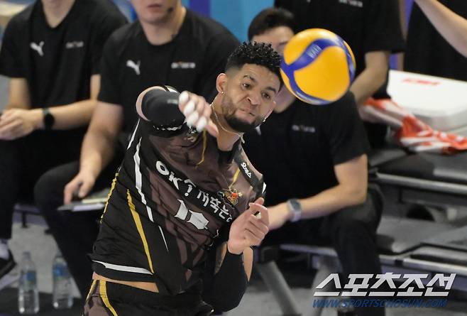 OK금융그룹 레오가 스파이크를 날리고 있다. 사진제공=KOVO