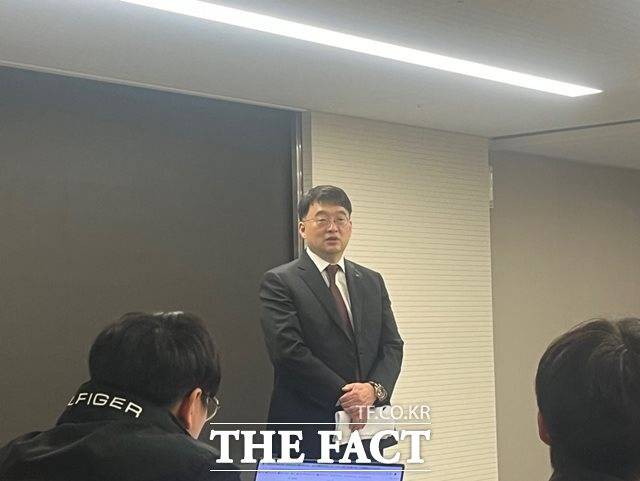 이우현 OCI 회장이 29일 주주총회 이후 취재진을 만나 질의에 답변하고 있다. /최의종 기자