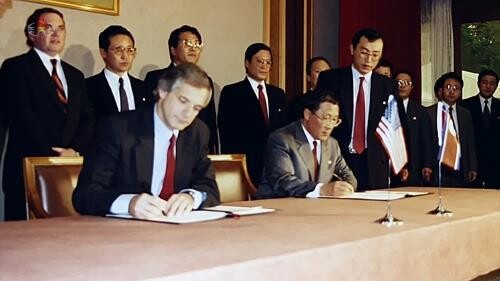 북한과 미국이 1994년 제네바 합의 당시 서명하는 모습. 연합뉴스