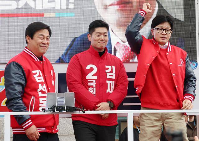한동훈(오른쪽) 국민의힘 총괄선거대책위원장이 28일 오후 서울 도봉구 홈플러스 방학점 앞에서 김재섭 도봉구갑 후보, 김선동 도봉구을 후보의 지지를 호소하고 있다. 뉴시스