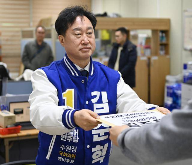 제22대 국회의원선거 후보자 등록 첫날인 21일 경기 수원시 영통구 선거관리위원회에서 수원정에 출마한 더불어민주당 김준혁 후보가 등록을 하고 있다. 뉴시스
