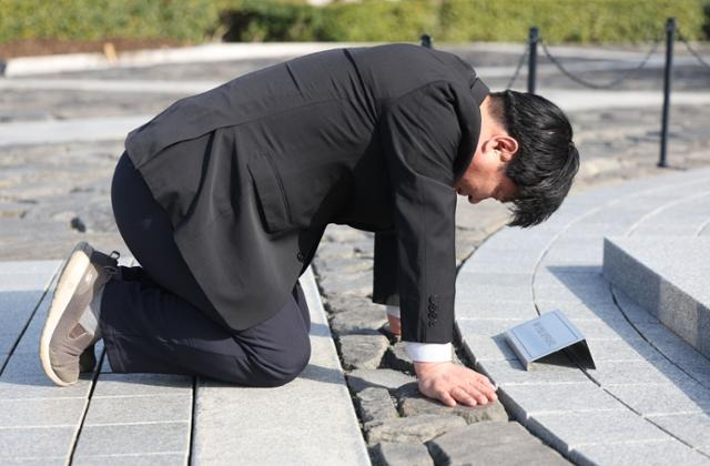 양문석 더불어민주당 경기 안산갑 후보가 18일 오전 경남 김해시 진영읍 봉하마을 노무현 전 대통령 묘역을 참배하고 있다.김해=연합뉴스