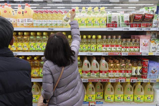 2023년 11월 26일 서울의 한 대형마트 식용유 코너를 방문한 고객이 제품을 고르고 있다. 연합뉴스