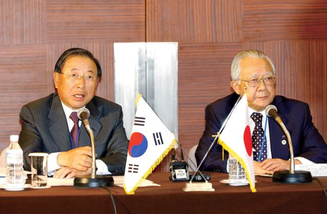 2005년 4월 한일경제인회의에서 한국 재계 대표로 조석래(왼쪽) 효성그룹 명예회장이 기자회견을 하고 있다. 효성 제공
