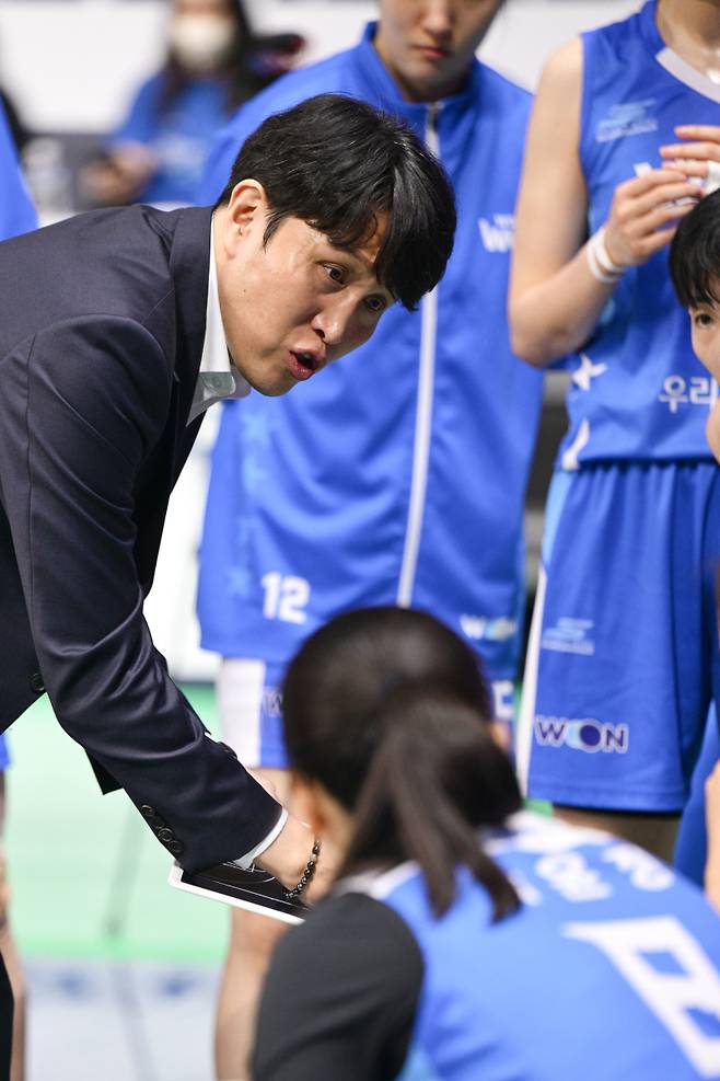 28일 아산 이순신체육관에서 열린 우리은행과 KB의 우리은행 우리WON 2023~24 여자프로농구 챔프전 3차전. 위성우 우리은행 감독이 지시를 내리고 있다. 사진=WKBL