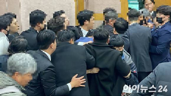 29일 오전에 열릴 예정이었던 셀리버리 제10기 정기 주주총회가 지연 9시간 만에 개최됐다. 조대웅 셀리버리 대표가 15분 만에 정기 주총을 마치고 현장을 빠져나가다 소액 주주에 붙잡혀 퇴장이 가로막혔다. [사진=김지영 기자]