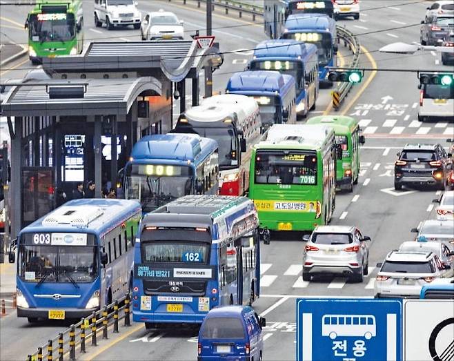 < 퇴근길 정상운행 > 서울 시내버스 총파업이 11시간 만에 철회된 28일 봉래동 서울역버스종합환승센터로 버스가 향하고 있다. 서울 시내버스 파업은 2012년 이후 12년 만이다. 당시에는 출근시간 직전 극적으로 타결이 이뤄져 파업은 20분 만에 끝났다.  /뉴스1