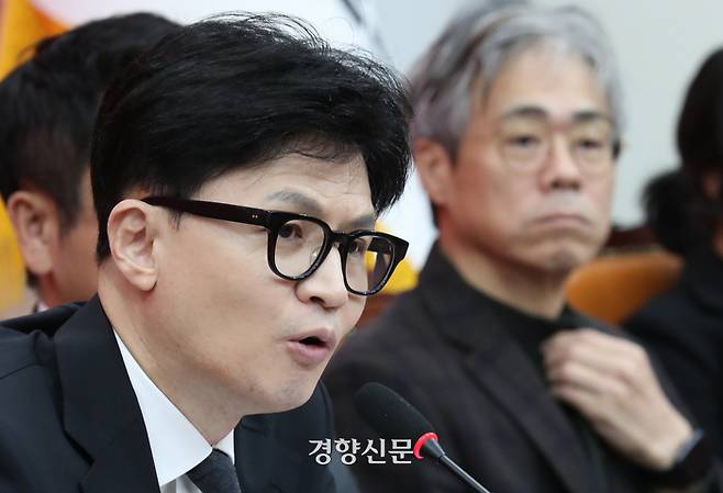 한동훈 국민의힘 비대위원장(왼쪽)이 22일 국회에서 열린 비상대책위원회 회의에서 발언하고 있다. 오른쪽은 김경율 비대위원. 2024.01.22 박민규 선임기자