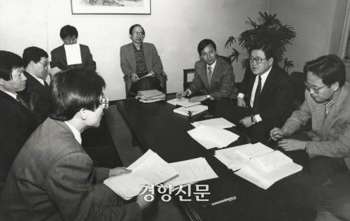 1993년 3월 14일 일요일임에도 외무부 실무 책임자들이 정상 출근해 북한의 핵 확산 금지 조약(NPT) 탈퇴에 따른 대책을 협의하고 있다. 경향신문 자료사진