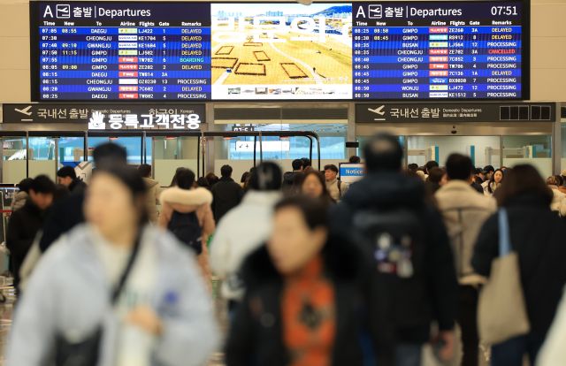 제주국제공항 국내선 출발층에 이용객들이 붐비는 모습. 연합뉴스