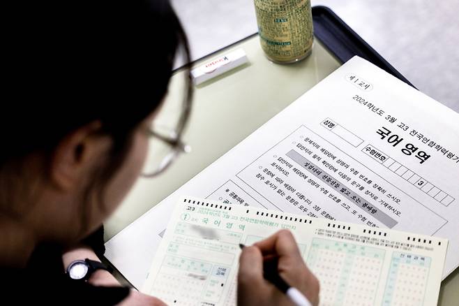 시험 준비하는 수험생들 (서울=연합뉴스) 2025학년도 대학수학능력시험(수능) 대비 3월 전국연합학력평가가 시행된 28일 서울 영등포구 영등포여자고등학교에서 수험생들이 시험 준비를 하고 있다. 2024.3.28 [사진공동취재단]