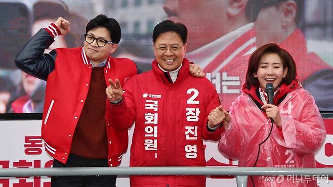 (서울=뉴스1) 구윤성 기자 = 한동훈 국민의힘 비상대책위원장 겸 총괄선거대책위원장이 29일 오전 서울 동작구 성대시장에서 장진영(동작구갑), 나경원(동작구을) 후보 지원유세를 하고 있다. 2024.3.29/뉴스1  Copyright (C) 뉴스1. All rights reserved. 무단 전재 및 재배포,  AI학습 이용 금지. /사진=(서울=뉴스1) 구윤성 기자