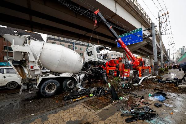 29일 서울 성북구 석계역 부근 도로에서 발생한 대형사고로 탑차 운전자 1명이 사망했다. 사진은 이날 사고가 발생한 서울 성북구 돌곶이역 방면 도로 현장을 정리하는 모습. /사진=뉴시스