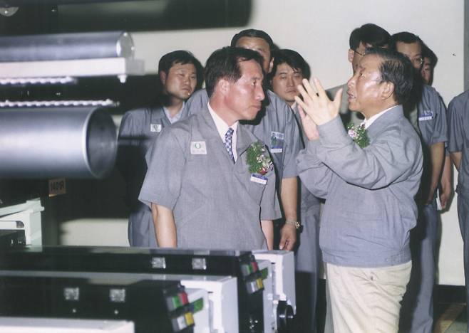 1999년 효성 스판덱스 공장 준공식에 참석한 조석래 효성그룹 명예회장(오른쪽). / 사진=효성그룹