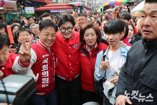 한동훈 국민의힘 비상대책위원장 겸 총괄선거대책위원장이 19일 오후 서울 동작구 남성사계시장에서 나경원, 장진영 동작구 출마 후보들과 시민들을 만나며 지지를 호소하고 있다. 윤창원 기자