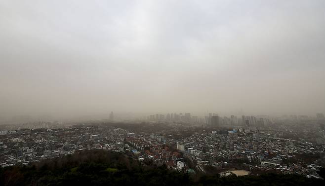 전국 대부분의 지역에 황사와 미세먼지의 영향으로 대기질이 나쁜 가운데 29일 서울 중구 남산에서 바라본 도심이 뿌옇게 보이고 있다. 뉴시스