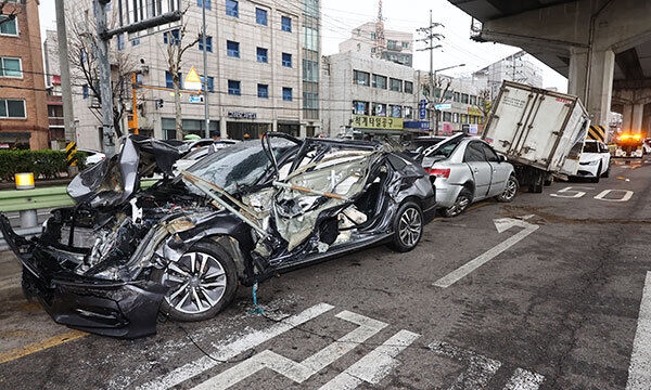 29일 오전 서울 성북구 석계역 인근 도로에서 13중 추돌사고가 일어나 차들이 파손돼 있다. 연합뉴스