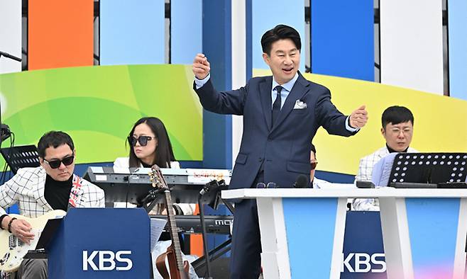 오는 31일 방송하는 KBS1 ‘전국노래자랑 - 전라남도 진도군 편’부터 진행을 맡는 코미디언 남희석은 “참가자분들이 최대한 긴장을 풀고 편안하게 하실 수 있도록 돕는 게 최선”이라고 소감을 밝혔다. KBS 제공