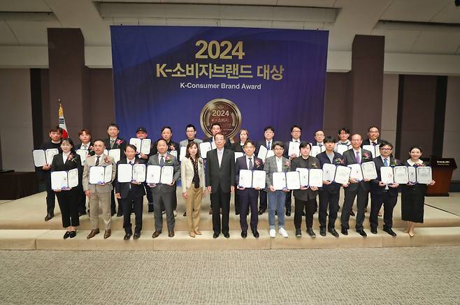 3월28일 서울 중구 한국프레스센터에서 '2024 K-소비자브랜드 대상' 시상식이 열린 가운데 수상자들이 기념촬영을 하고 있다. ⓒ 시사저널 임준선