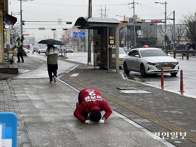 곽관용 국민의힘 남양주을 국회의원 후보가 주민들 앞에서 세 번 걷고 한 번 절하는 ‘체인지로드 퍼포먼스’를 하고 있다. /곽관용 후보 제공