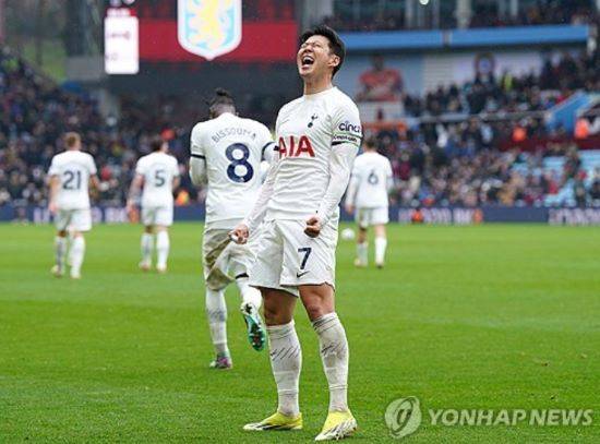 손흥민이 글로벌 스포츠매체 ESPN이 매긴 지금까지의 이번 시즌 토트넘 MVP 순위에서 3위를 차지했다. 제임스 매디슨이 1위, 미키 판더펜이 2위다. 매체는 다른 선수라면 모르겠지만 손흥민에겐 이상하게 낮은 순위라고 촌평했다. 손흥민은 이번 시즌 14골 8도움을 올리며 득점과 도움에서 모두 팀 1위다. 연합뉴스