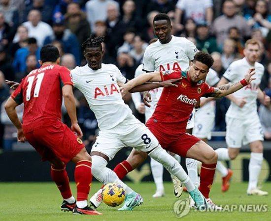 손흥민이 글로벌 스포츠매체 ESPN이 매긴 지금까지의 이번 시즌 토트넘 MVP 순위에서 3위를 차지했다. 제임스 매디슨이 1위, 미키 판더펜이 2위다. 매체는 다른 선수라면 모르겠지만 손흥민에겐 이상하게 낮은 순위라고 촌평했다. 손흥민은 이번 시즌 14골 8도움을 올리며 득점과 도움에서 모두 팀 1위다. 연합뉴스