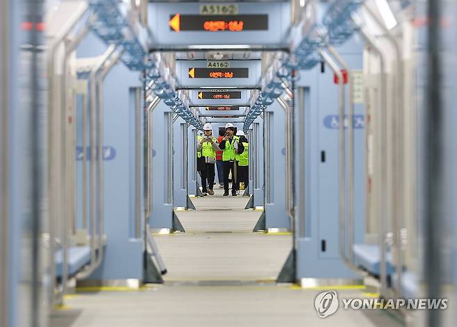 GTX-A 국민참여 안전점검, 열차 살펴보는 시민들 [연합뉴스 자료사진]