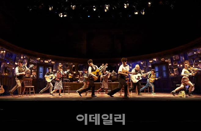 뮤지컬 ‘원스’ 2014년 한국 초연의 한 장면. (사진=신시컴퍼니)