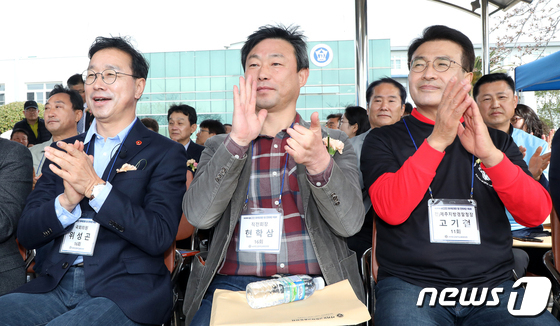 제22대 국회의원 선거 서귀포시 선거구 더불어민주당 위성곤 후보(왼쪽)와 국민의힘 고기철 후보(오른쪽)가 30일 서귀포고등학교 운동장에서 열린 '제35회 서고인 체육대회 및 한마당 축제' 개회식에서 박수를 치고 있다.2024.3.30./뉴스1