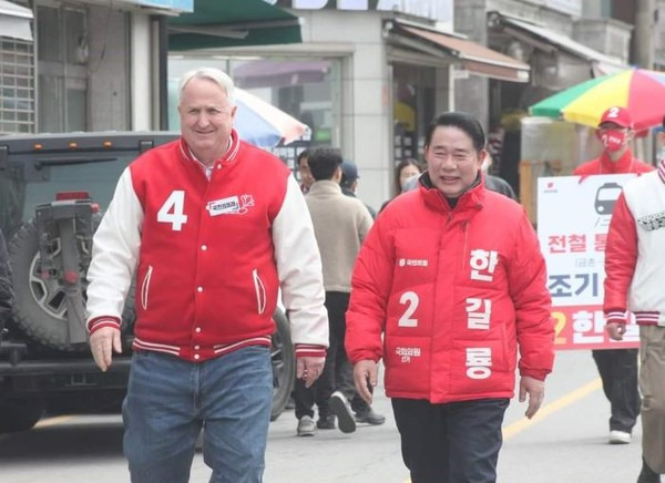 한길룡 후보 국민의미래 인요한 선대위원장과 금촌시장 방문 모습(사진제공=한길룡사무소)