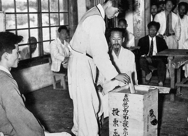 1948년 5월 10일 제헌국회를 구성하기 위한 총선거 당시 투표장. /조선일보DB