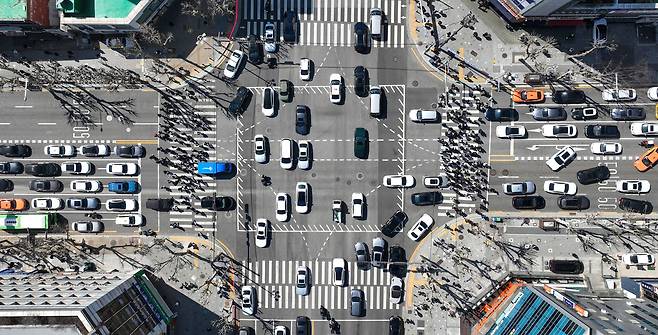 [Oh!컷] 토요일 아침, 서울 강남구 대치동 학원가의 풍경. 학원에 오고 가는 학생들과 학부모들의 차량으로 북적이고 있다. / 오종찬 기자