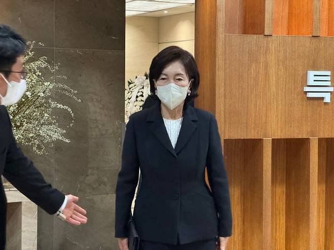 홍라희 전 삼성미술관 리움 관장이 30일 서울 서대문구 신촌세브란스병원 장례식장에 마련된 고(故) 조석래 효성 명예회장의 빈소를 찾아 조문한 뒤 퇴장하고 있다. ⓒ공동취재단